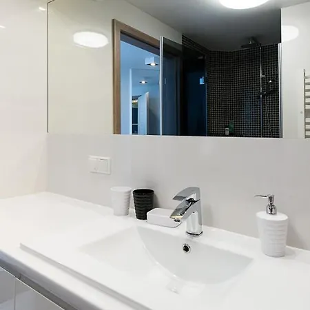 Apartament Cozy And Large 62 M2 With Air Conditioning, Old Town